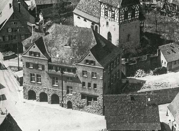 Ansicht Schulhaus Flacht, erster Familiensitz