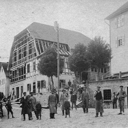 Ansicht Schulhaus Weissach, erstellt von Firma Lautenaschager in den 1930er Jahren