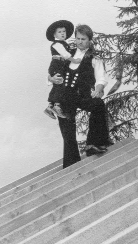 Ansicht Alfred und Gerhard Lautenschlager bei einem Richtfest, 1974